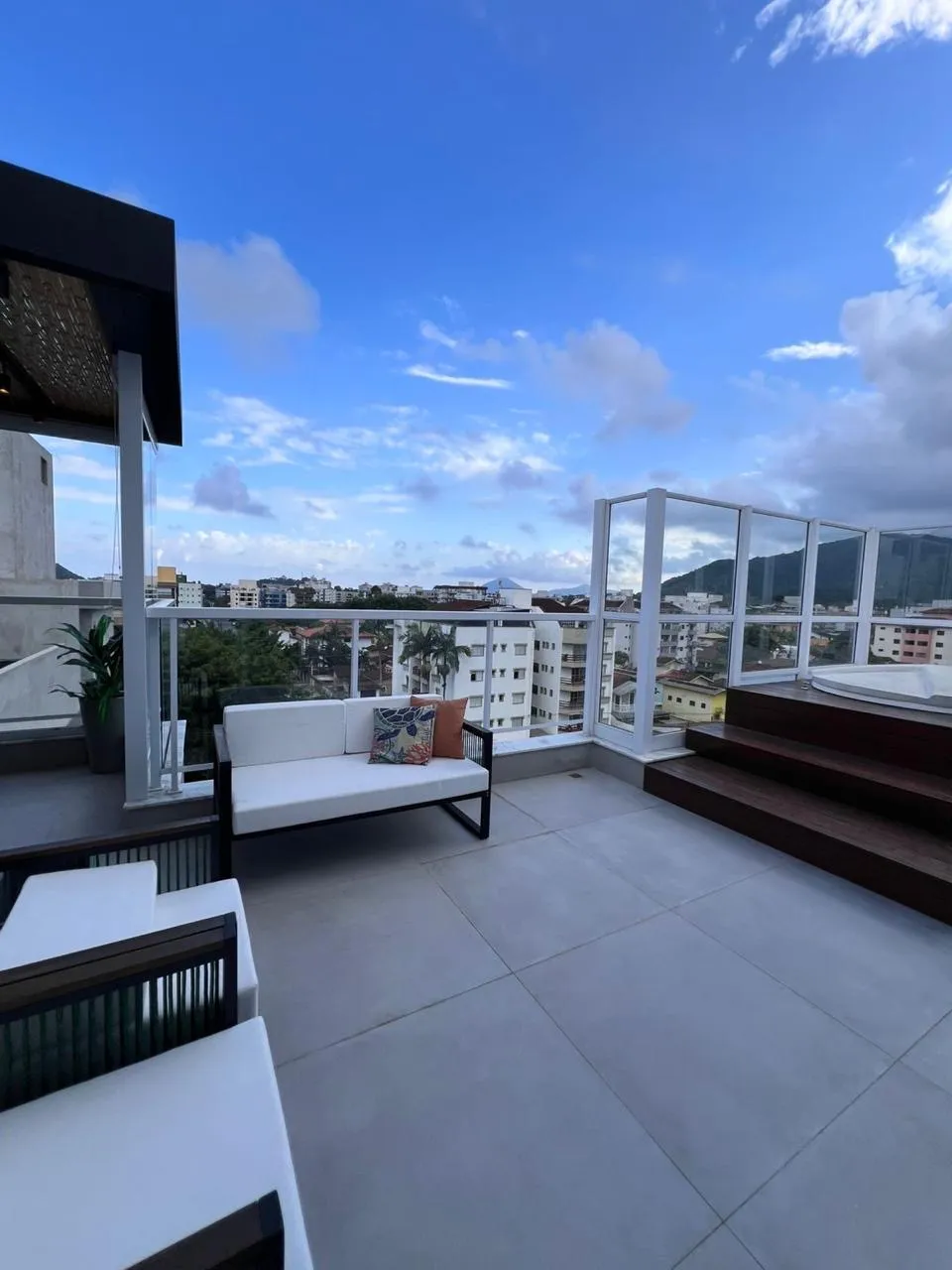 Cobertura de Alto Padrão à Venda no Itaguá – Ubatuba | 3 Suítes e Terraço com Jacuzzi